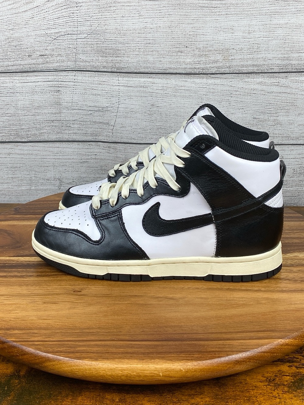 Nike Dunk High Vintage White Black Panda Sneaker DQ8581-100 Women’s Size 8.5